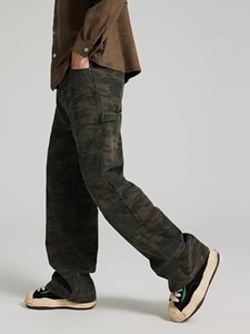 Men's camouflage wide-leg cargo pants with carpenter pockets in casual streetwear style