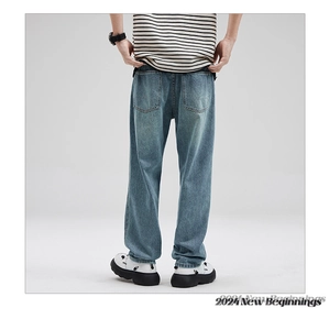 Vue arrière du jean droit bleu clair délavé vintage avec poches arrière classiques