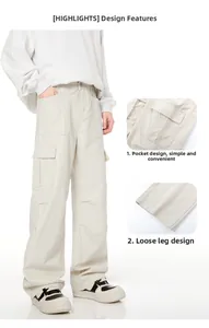 Vue détaillée du pantalon cargo beige soulignant les poches et la coupe large