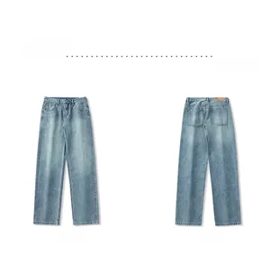 Vue détaillée avant et arrière du jean droit ample en denim bleu clair délavé