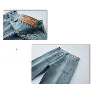 Détail de l'écusson en cuir embossé et des poches arrière sur ce jean bleu clair délavé
