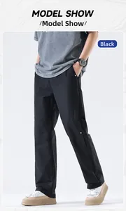 Ganzkörperansicht der schwarzen lässigen Hose mit geradem Bein und Sport-Sneakern