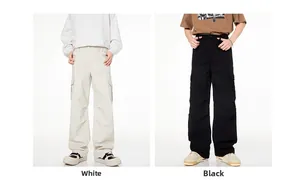Vue de côté du pantalon cargo blanc cassé et noir avec grandes poches à rabat