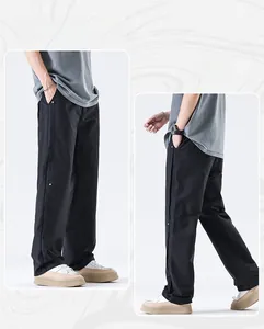 Detailansicht der schwarzen Streetstyle-Hose im geraden Schnitt mit Metallnieten