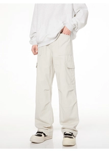 Pantalon cargo ample blanc crème avec de grandes poches latérales et une coupe droite