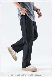 Detailansicht der schwarzen Streetstyle-Hose mit Seitentaschen und silbernen Beschlägen