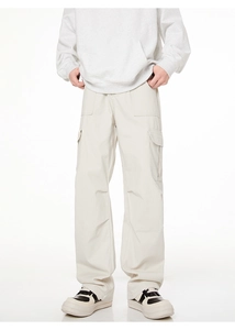 Détail d'un pantalon cargo beige clair à jambes larges avec poches latérales à rabat