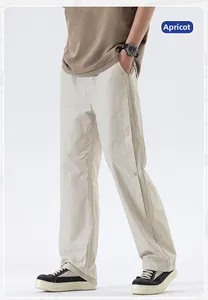 Detail der apricotfarbenen, weit geschnittenen Hose mit Seitennaht im Streetwear-Stil