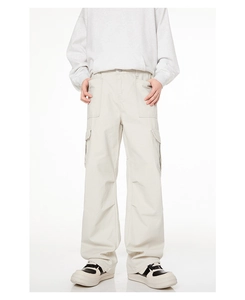 Détail du pantalon cargo blanc cassé avec poches à rabat latérales et coupe large ample