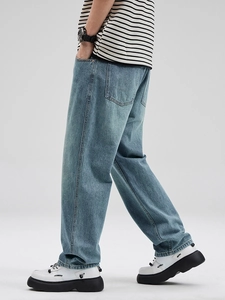 Jean denim bleu délavé coupe droite et décontractée pour homme style rétro vintage