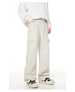 Vue détaillée du pantalon cargo beige avec de grandes poches à rabat et coupe décontractée