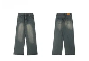 Vue avant et arrière du jean large bleu délavé rétro avec une finition vintage usée