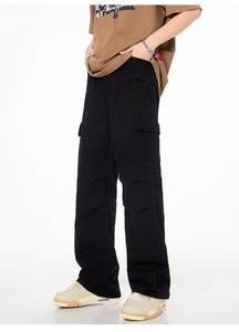 Vue détaillée des grandes poches latérales sur un pantalon cargo noir à coupe large
