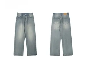 Vues détaillées avant et arrière d'un jean droit délavé bleu clair de style rétro