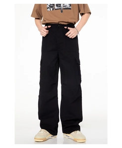 Détail du pantalon cargo noir ample avec de grandes poches latérales et une coupe large