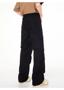 Vue arrière du pantalon cargo noir à coupe droite avec grandes poches et taille élastique