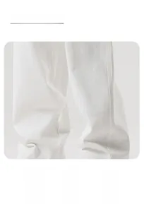 Gros plan sur la texture du denim blanc montrant le tissage sergé haut de gamme du jean
