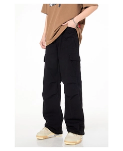 Détail de la grande poche à rabat et du tissu en toile de coton sur ce pantalon cargo