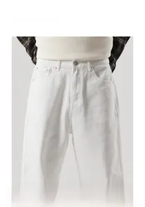 Détail d'un jean blanc à coupe large cleanfit avec taille classique et bouton métallique