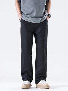 Minimalistische schwarze Herren-Freizeithose im geraden Schnitt aus Baumwollmischung