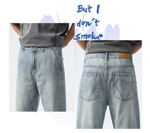 Détail du jean en tencel bleu clair montrant l'écusson en cuir et la couture en V