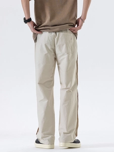 Helle beige Herren Freizeithose in geradem Schnitt mit Gesäßtasche und Seitenschlitz