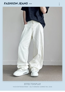 Dettaglio dei jeans in denim bianco a gamba larga con effetto a strati e taglio ampio