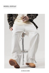 Vue détaillée du pantalon blanc coupe droite pour homme en coton texturé au style clean fit