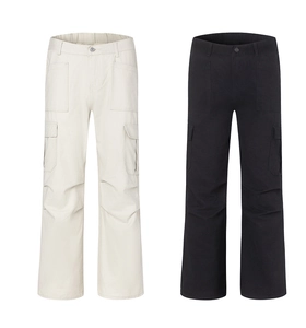 Pantalon cargo à jambe droite beige et noir avec de grandes poches utilitaires à plat