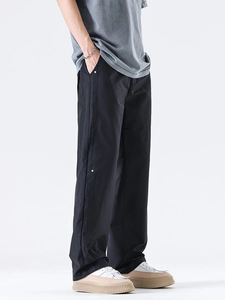 Minimalistische schwarze Herren-Freizeithose mit geradem Bein und dezenten Metalldetails