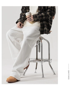 Gros plan détaillé montrant la texture et le tissu en coton sergé blanc de ce pantalon homme