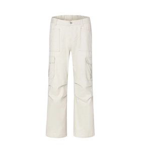 Détails du pantalon cargo beige style urbain avec grandes poches latérales utilitaires