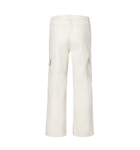 Vue arrière du pantalon cargo beige à coupe droite avec détails de poches sur fond blanc