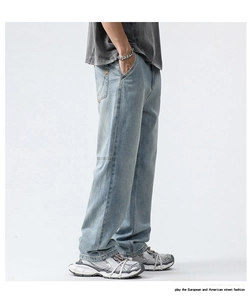 Détail d'un jean en denim Lyocell bleu clair avec poches latérales et étiquette jaune