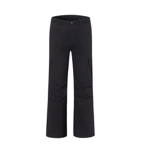Détail du pantalon cargo en sergé de coton avec de grandes poches latérales à rabat