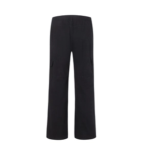 Détail de la taille élastique et du tissu en coton résistant d'un pantalon cargo noir