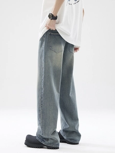Jean homme vintage bleu clair délavé à jambe large avec une coupe droite et décontractée
