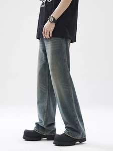 Jean évasé bleu vintage avec délavage rétro et coupe large style streetwear moderne