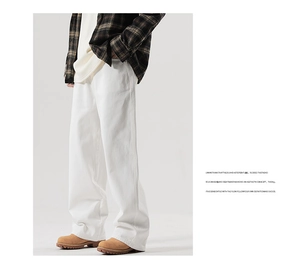 Vue détaillée du pantalon blanc large pour homme avec coupe droite et tissu en coton sergé