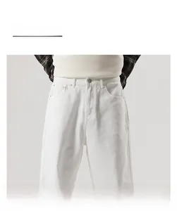 Détail de la taille du jean blanc à coupe droite avec bouton en métal et passants