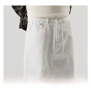 Gros plan sur un jean droit blanc avec bouton métallique et poches latérales obliques