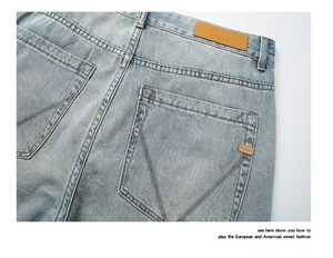 Détail du jean montrant l'écusson en cuir à la taille et le design de la poche arrière