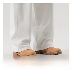 Vue macro détaillée d'un pantalon blanc droit avec des coutures uniformes et denses de qualité