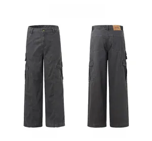 Detailansicht der dunkelgrauen Cargohose mit Multi-Taschen und Leder-Logo-Patch