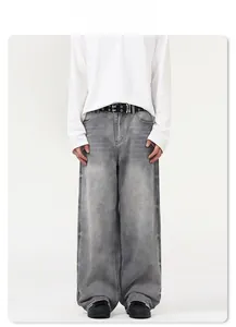 Gros plan sur la texture du jean délavé vintage gris pour pantalon large droit