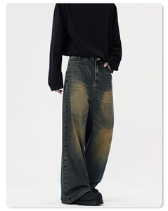 Detail der vintage gewaschenen American High Street Jeans mit Distressed-Gelbstich