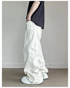 Dettaglio dei jeans bianchi a gamba larga con cuciture laterali e design in stile high-street