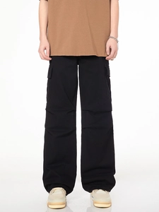 Pantalon cargo noir large pour homme avec grandes poches latérales et style urbain