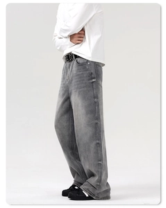 Vue latérale d'un jean vintage gris délavé pour homme avec coupe droite et large