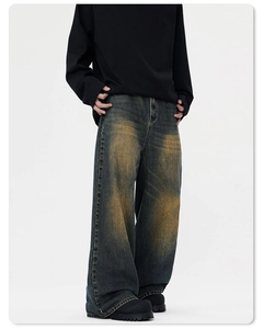Nahaufnahme der Vintage-Grauen Wide-Leg-Jeans mit starker Waschung und rostfarbenen Effekten